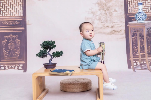 射洪女宝宝换尿布 射洪女宝宝换尿布